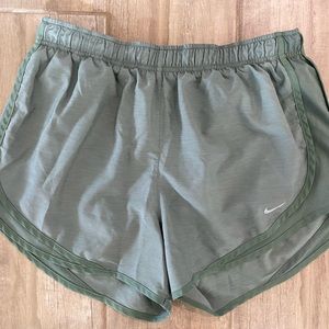 Women’s Nike shorts- L